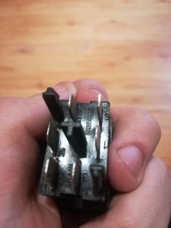 Jak podłączyć oryginalne silniczki i przełączniki do szyb w VW Golf 4?