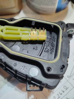 Dwa potencjometry pedału gazu na raz - tempomat metodą prób i błędów.