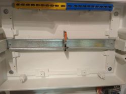 Nowa złączka WAGO TOPJOB S z dźwignią montowana na szynie rozdzielnicy.