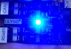 Płytka LilyGO T-CAN485 z jasno świecącą diodą LED WS2812 w kolorze niebieskim