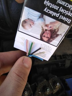 Schemat podłączenia przepływomierza Kia Carnival 2.9 Crdi 2006 - brakujące kolory kabli