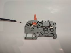 Nowa złączka WAGO TOPJOB S z dźwignią montowana na szynie rozdzielnicy.