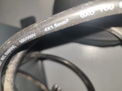 Przewód elektryczny z oznaczeniem 4x1,5 mm² 300/500V widoczny z bliska