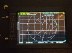 Smith chart na wyświetlaczu NanoVNA z częstotliwościami od 50 kHz do 200 kHz.