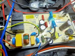 Płytka drukowana we frytkownicy Ninja Foodi MAX AF400EU z różnymi elementami elektronicznymi.