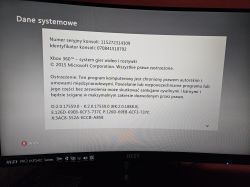 Ekran systemowy konsoli Xbox 360 z widocznymi numerami seryjnymi i ostrzeżeniem prawnym.