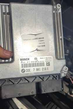 Sterownik ECU Bosch do BMW z widocznym numerem seryjnym.