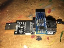 Programator SPI CH341 na stole z podłączoną pamięcią flash