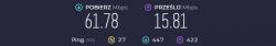 Wyniki testu prędkości internetu pokazujące pobieranie 61,78 Mbps i przesyłanie 15,81 Mbps.
