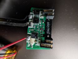 Zbliżenie na układ elektroniczny na płytce baterii z widocznymi złączami i przewodami.