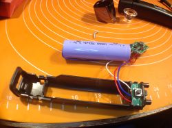 Recenzja latarki z funkcją powerbanku z Biedronki - użytkowanie i funkcje