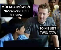 Zabawna scena przedstawiająca rozmowę między dzieckiem a dorosłym z napisami sugerującymi temat inwigilacji.