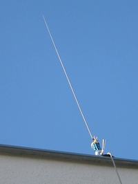 Jak uziemić antenę mobilową President Texas na dachu budynku?