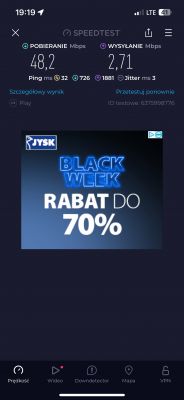 Zrzut ekranu z aplikacji Speedtest z wynikami prędkości internetu oraz reklamą promocyjną JYSK.