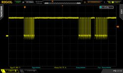 Zrzut ekranu oscyloskopu pokazujący żółty sygnał o zmiennym napięciu.
