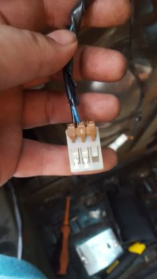 Grande Punto 1,4 16V 2007r - Do czego są wtyczki pod tapicerką nadkola?