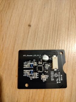 Moduł czytnika NFC do hulajnogi elektrycznej na drewnianym tle.