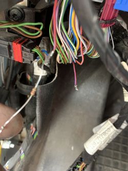 Wiązka kabli samochodowych z widocznym opornikiem.