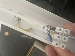 Przewody elektryczne z lampy z podłączeniem kostkowym.