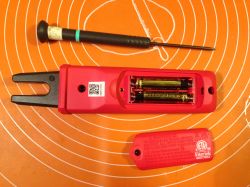 UNI-T UT256 Amperomierz widełkowy - krótki opis, wnętrze, zastosowanie.