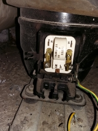 Jak poprawnie podłączyć okablowanie startera Danfoss 103N0021 w chłodziarce?