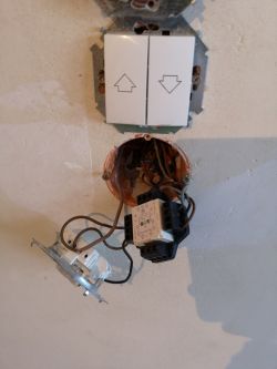 Voltage distributor for 2 shutters - request for verification