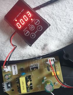 Wyświetlacz z przyciskami i płytka drukowana urządzenia elektronicznego.