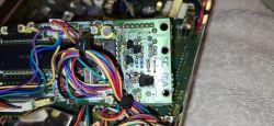 Wnętrze radia z widocznymi płytkami obwodów i kolorowymi przewodami.