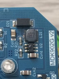 Zbliżenie na płytkę PCB z oznaczeniami komponentów, w tym element SMD z oznaczeniem A17G19.