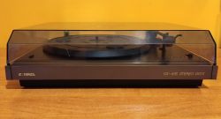 Gramofon Fonica GS-476 z przezroczystą pokrywą na żółtym tle.