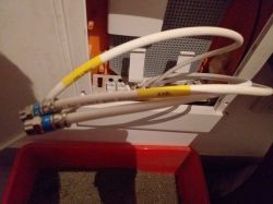 Okablowanie w skrzynce multimedialnej w przedpokoju