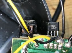 Zbliżenie na element 5252F i okablowanie w lampie ogrodowej.