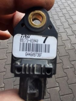 Czy brak czujnika powoduje błędy: B1000, B1610, B1615? Auto: Toyota Matrix.