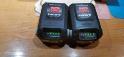 Dwa akumulatory Briggs & Stratton InStart na stole