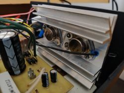 Dwa tranzystory 2N3055 na radiatorze w zasilaczu laboratoryjnym