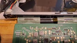 Zbliżenie na taśmy LCD podłączone do zielonej płytki T-CON monitora Acer 27