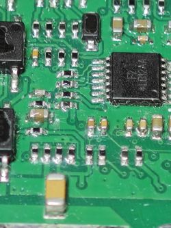 Zbliżenie na płytkę PCB z układem scalonym oznaczonym jako AT32.