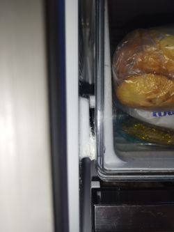 Zbliżenie na zmodyfikowaną prowadnicę szuflady w lodówce.