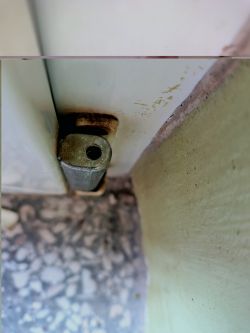 Jak zdjąć skrzydło starego okna PCV z nietypowych zawiasów górnych i dolnych?
