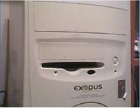 Jak usunąć dziurę po stacji dyskietek w starym komputerze?