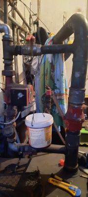 Instalacja hydrauliczna z zaworem, pompą i wiadrem.
