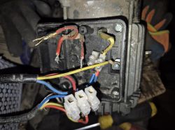 Zbliżenie na rozgrzebaną wyciągarkę elektryczną z kablami i zaciskami elektrycznymi.