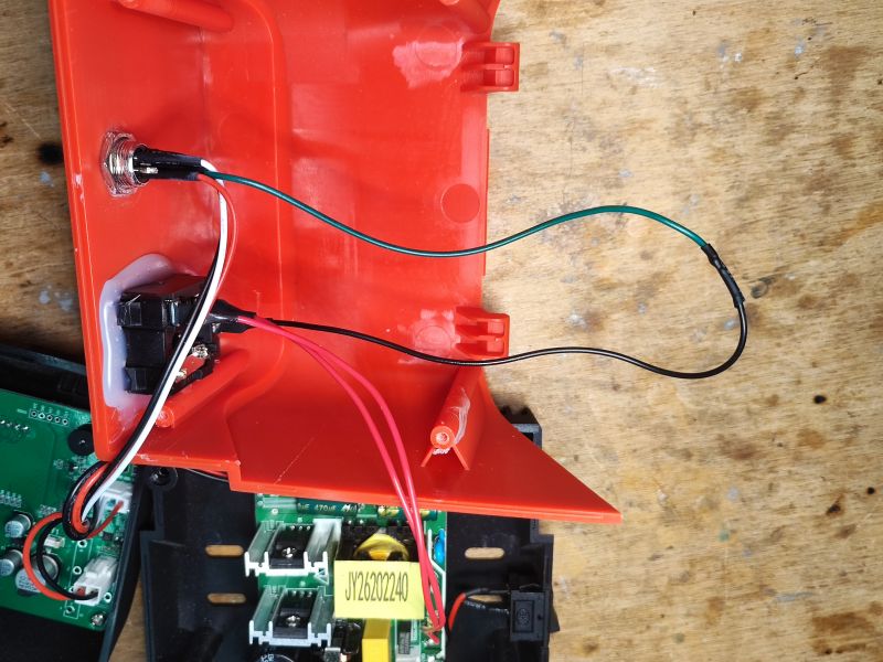 Wnętrze stacji lutowniczej Yato YT-82462 z widoczną okablowaniem i komponenty elektroniczne.