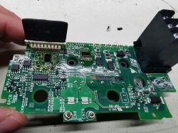 Naprawa falownika YASKAWA V1000: błąd u50, uu, wymiana modułu IPM, bocznika i elementów pasywnych