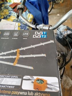 Opakowanie anteny telewizyjnej OPTICUM SPARTA HIRRO w koszyku rowerowym