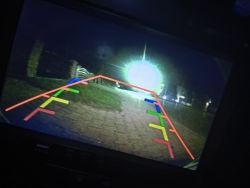 Widok z kamery cofania w samochodzie VW Golf 5 z widocznymi liniami pomocniczymi.