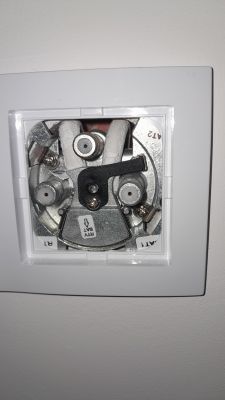 Podłączenie telewizora Samsung Q60c do nieoznaczonego gniazda antenowego