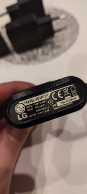 Zbliżenie na ładowarkę LG z widocznymi parametrami wyjściowymi: 4.8V, 0.4A.