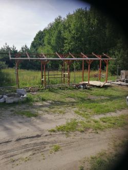 Uziom LGY 1x16 mm² – czy układać w ziemi bez peszla obok rury AROT?