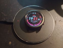 Smartwatch Samsung Galaxy Watch 4 leży na ładowarce indukcyjnej do smartfona.